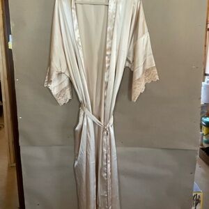Babeyond Elegant Cream Lace Trim Robe. L/XL. Satin.